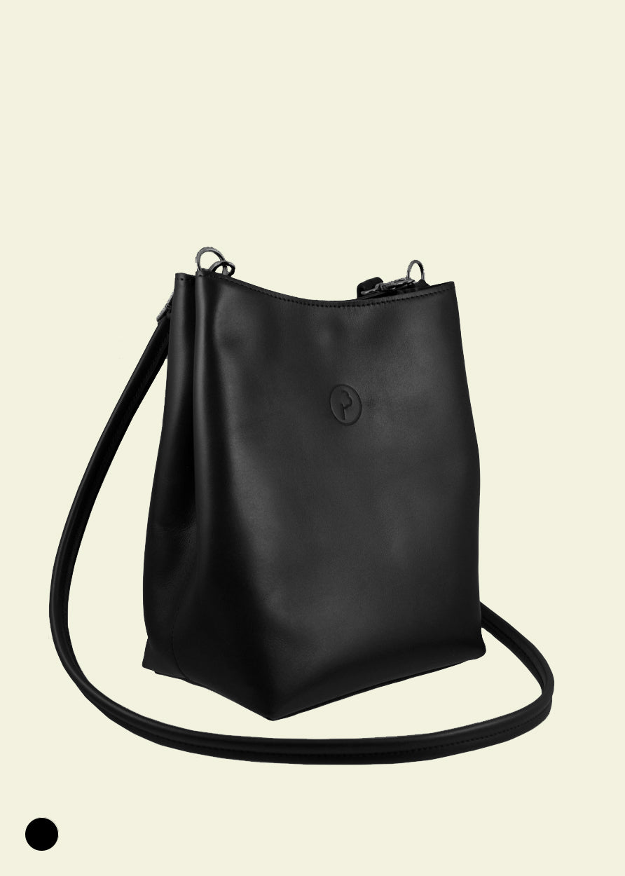 CHER bucket bag musta
