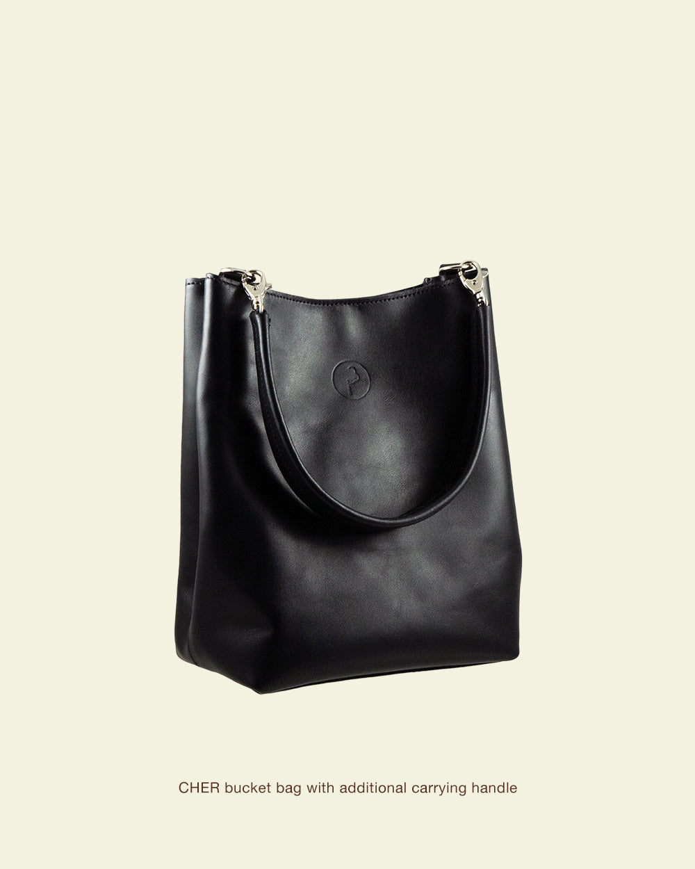 CHER bucket bag musta