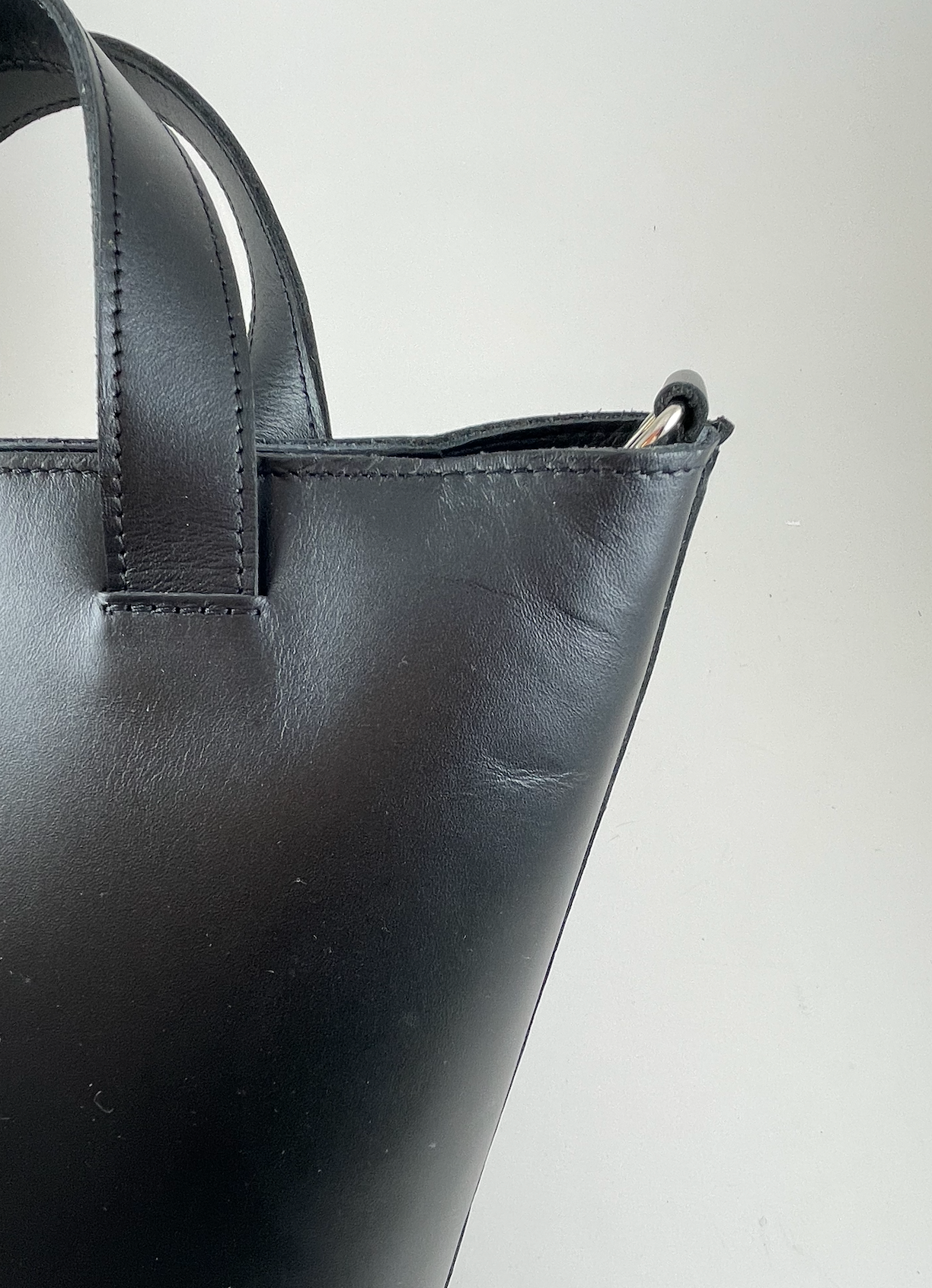 SAMPLE I — DAILY EMI bucket bag musta