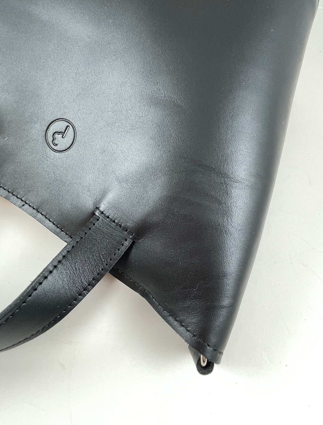 SAMPLE II — DAILY EMI bucket bag musta
